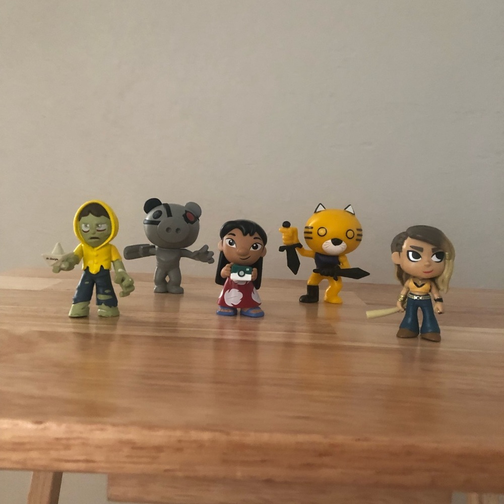 Set of 5 collections figures